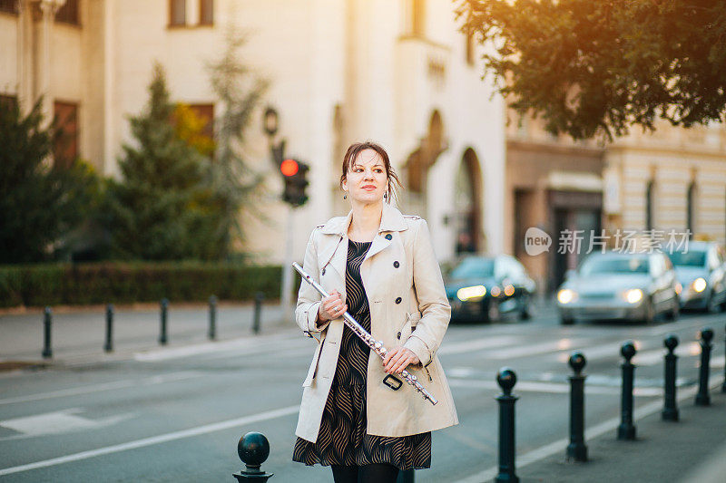 在街上吹长笛的女人