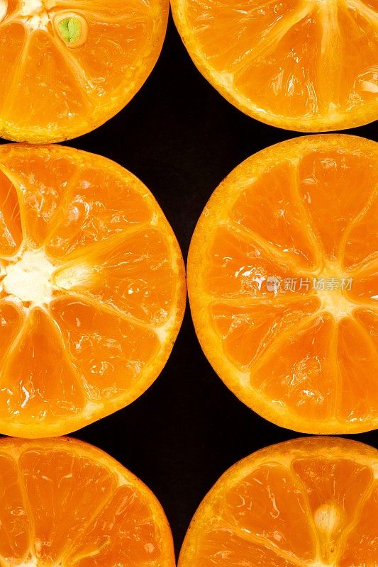 封闭新鲜的金橘水果-黑色背景。