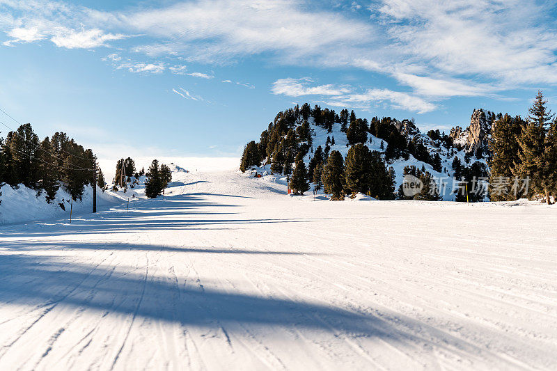 阿尔卑斯山脉越野滑雪赛道的冬季仙境风景