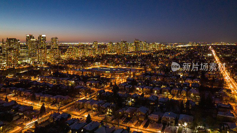 鸟瞰图的冬季城市景观与夜间照明，北约克加拿大多伦多
