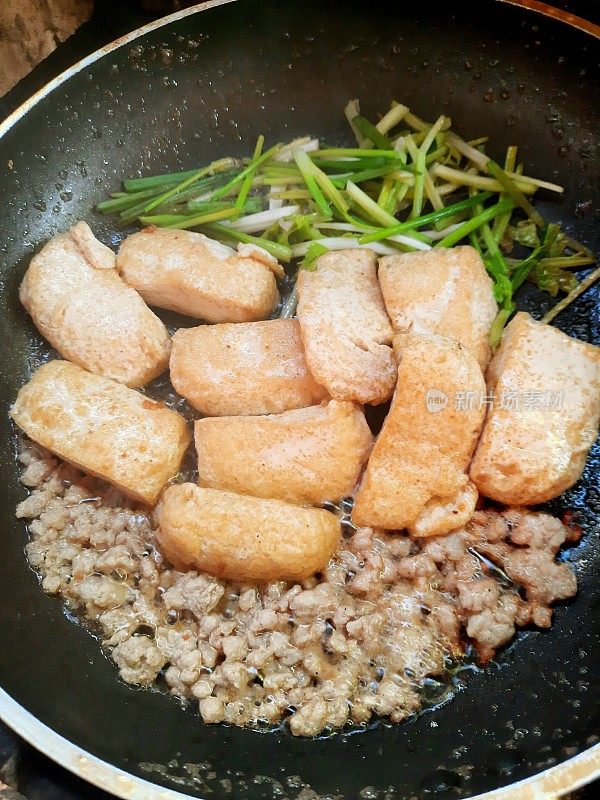 炒豆腐芹菜配猪肉末。
