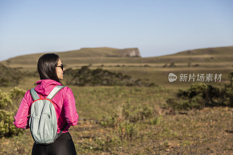 一个拉丁女人在山间小道上度假。