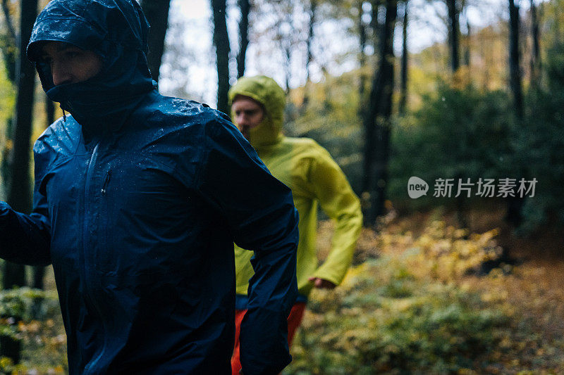 跑步者在雨天穿过森林