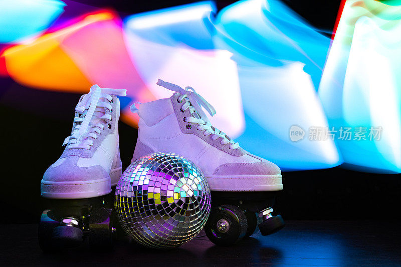 溜冰鞋和舞池里的迪斯科灯。
