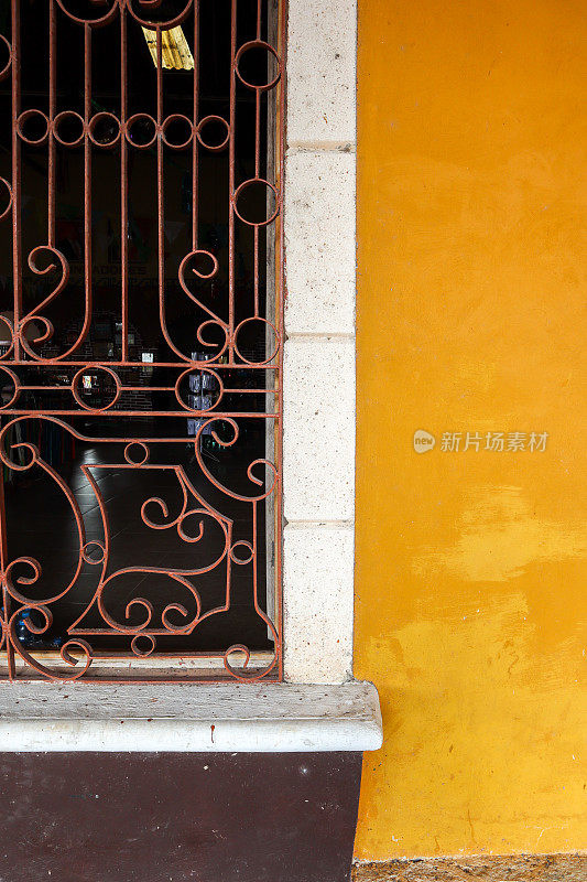 墨西哥Valladolid村色彩鲜艳的房子上的传统铁殖民风格窗户