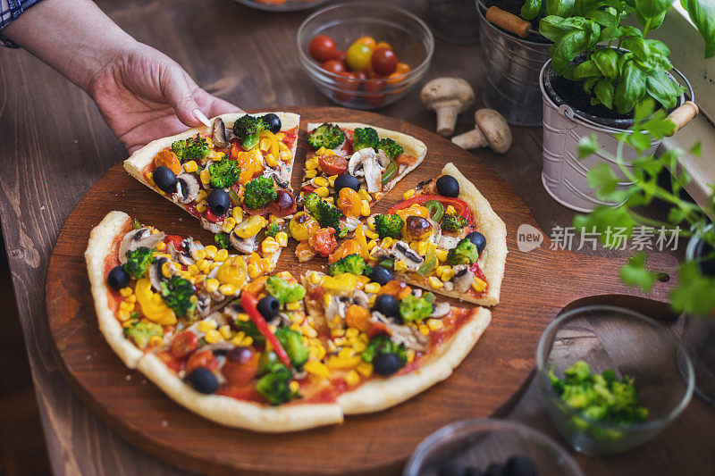 素食披萨配花椰菜，樱桃番茄，胡椒和蘑菇