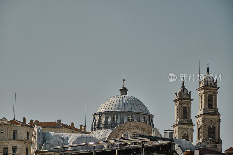伊斯坦布尔圣特里亚达希腊东正教教堂圆顶的低角度视图
