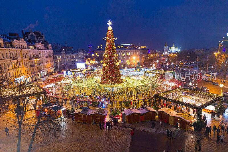 乌克兰基辅，索菲伊夫卡广场上的圣诞树和圣诞市场