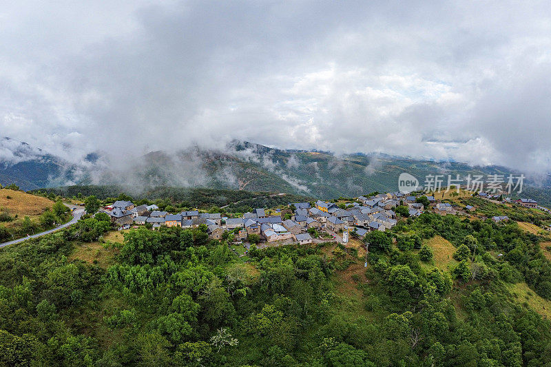 无人机拍摄的西班牙山村