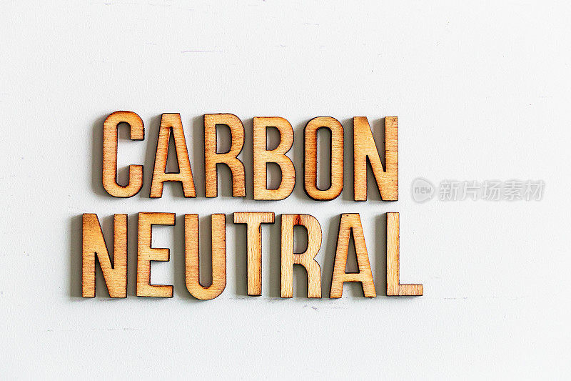 白色底色木制字母拼写“碳中性”