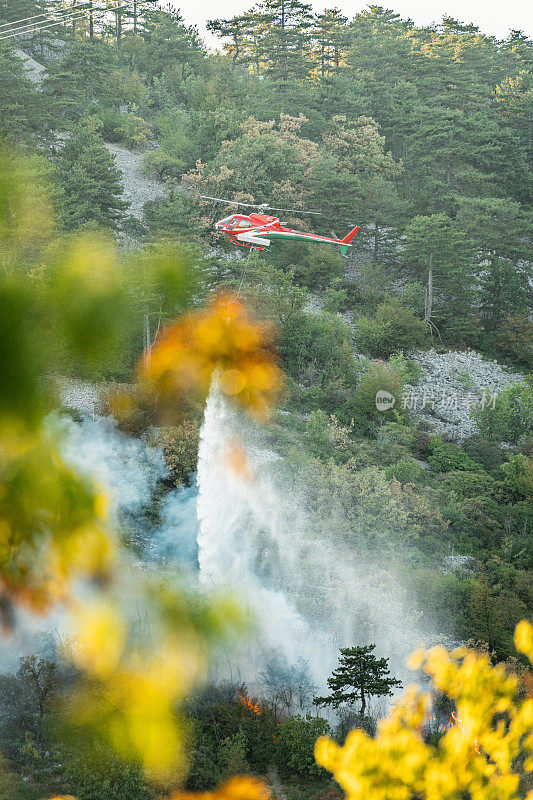 消防直升机在喷水