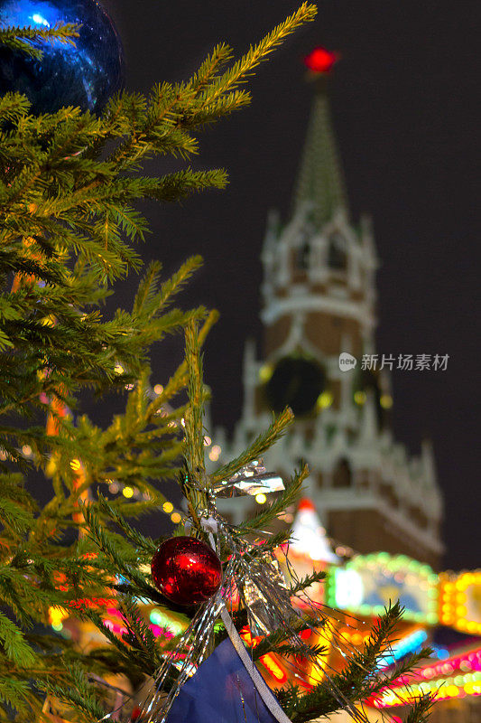 俄罗斯，莫斯科——2016年12月:莫斯科市中心红场的圣诞市场，装饰和照明红场为圣诞节在莫斯科。