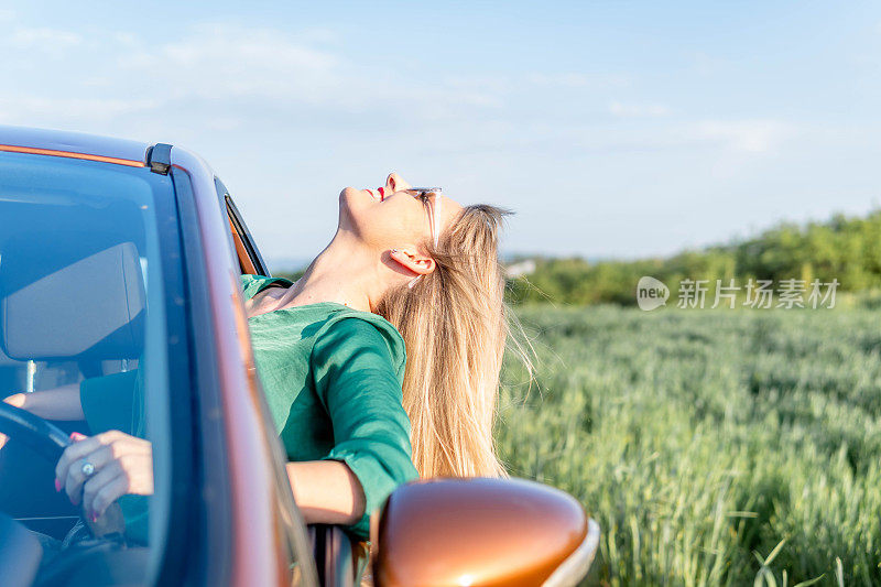 快乐的女人看着窗外