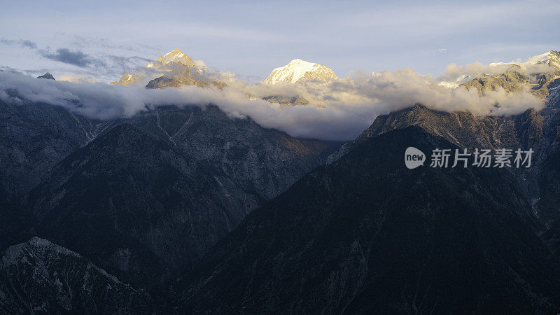 喜马拉雅山上的日出和蓝天下美丽的云团。劫,印度。