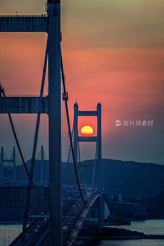 夕阳刚刚落在青马大桥的桥墩上。