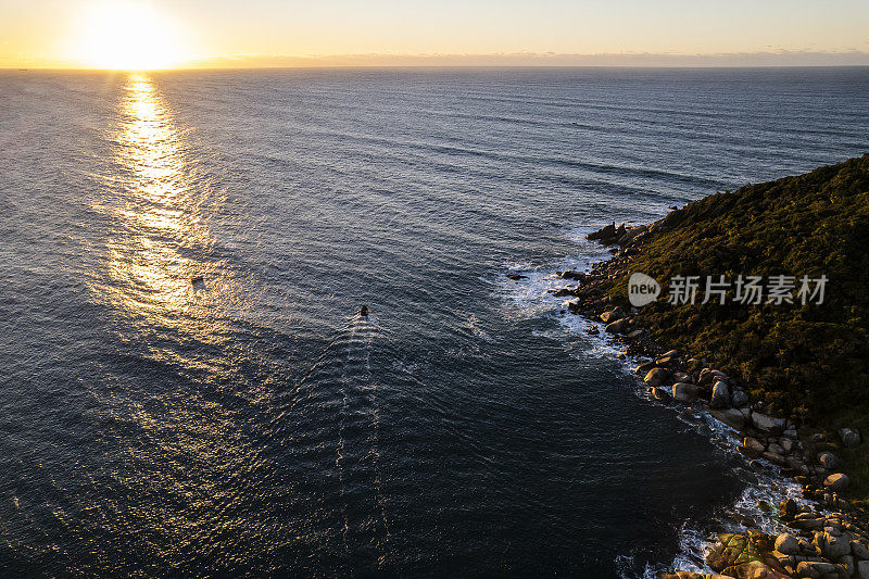 黎明降临在山海之中