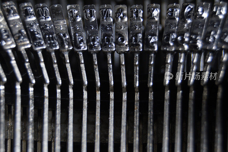 旧qwerty打字机的打字键里的字母键