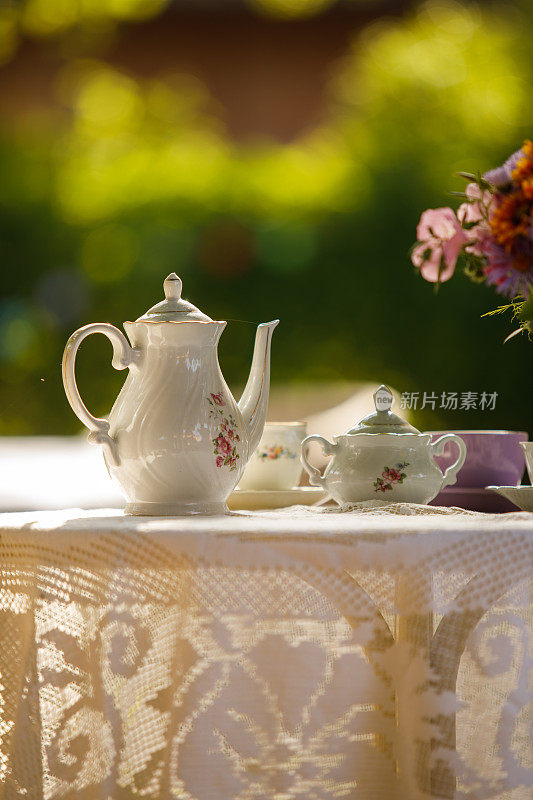 一个茶壶装满美味的茶在后院下午茶