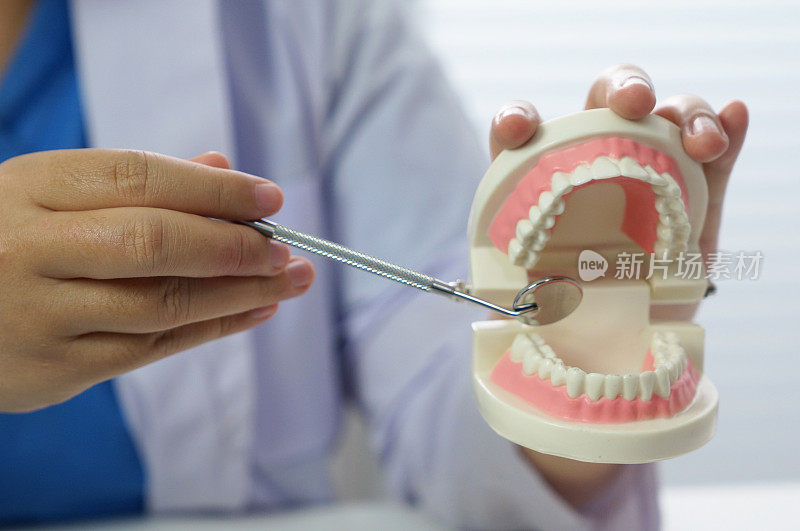 牙科医生在牙科诊所为病人检查牙齿。