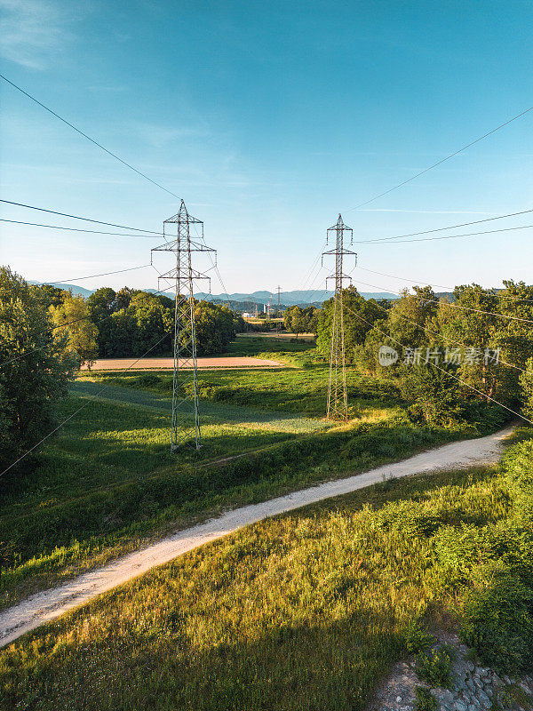 斯洛文尼亚的电塔与绿色自然
