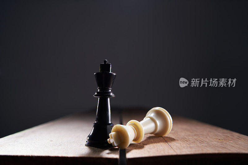 黑色背景上的黑白棋子