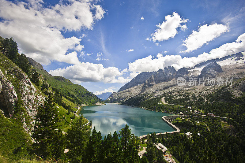 高山景观与Fedaia湖，白云岩在夏季