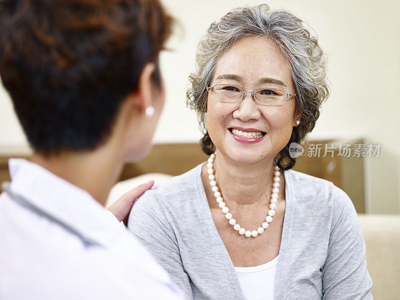 资深亚裔女性与家庭医生交谈