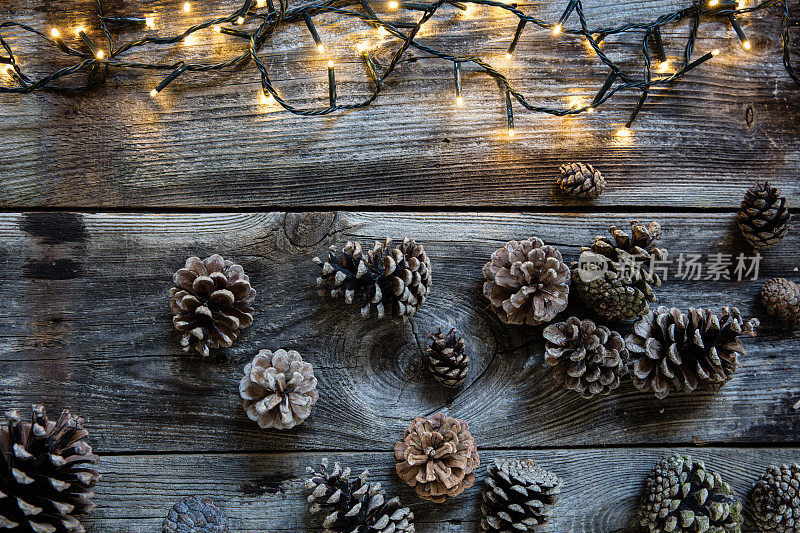 冬季装饰灯在乡村木材与冷杉球果