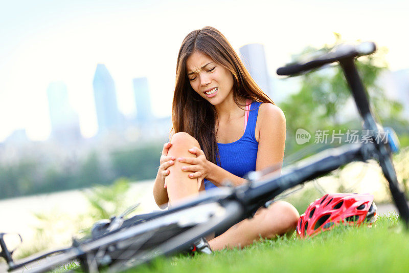 膝盖疼痛自行车受伤的女人