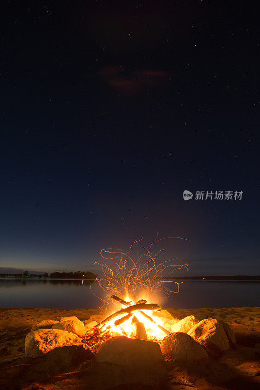 在繁星点点的天空下，在湖边点燃篝火。