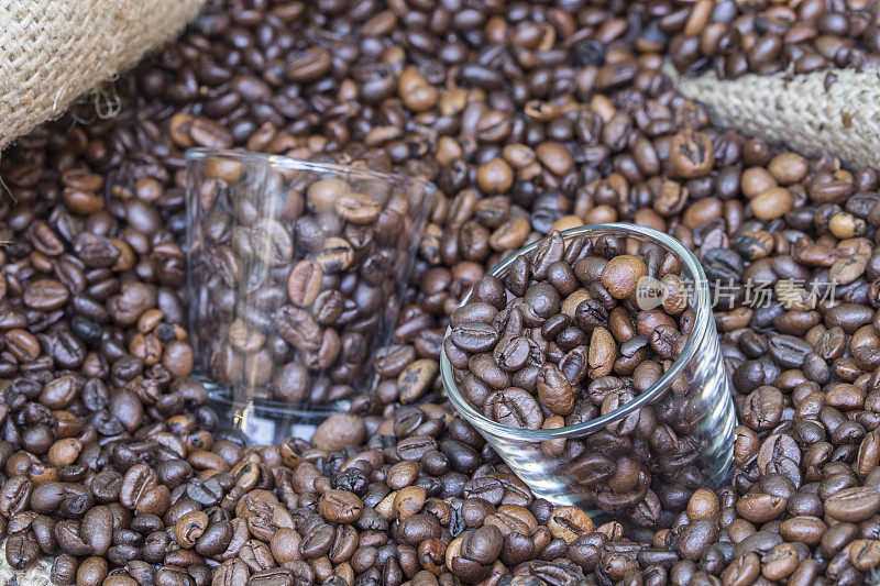 杯子装在装满咖啡豆的麻袋里