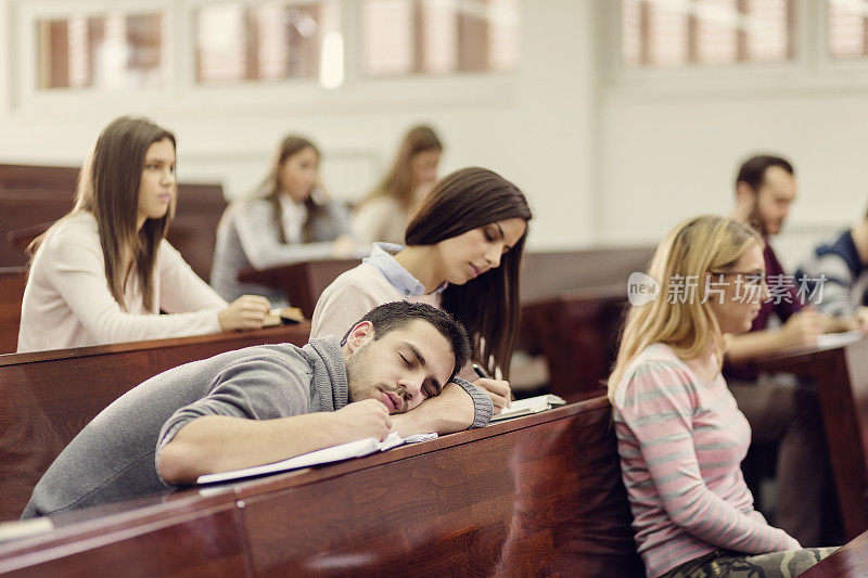 年轻男学生在教室睡觉