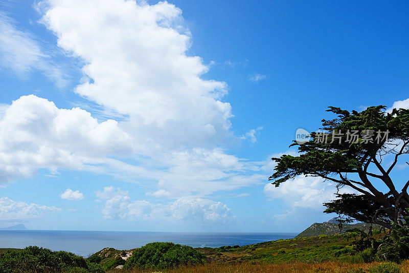 海角岬的宁静的大海和轻云的天空