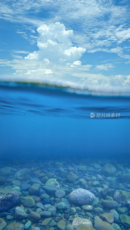 海洋与地下的石头的分裂镜头