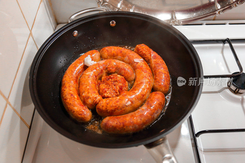 香肠在平底锅里煎的特写