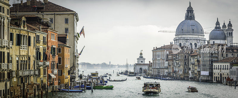 威尼斯大运河上挤满了人的贡多拉船