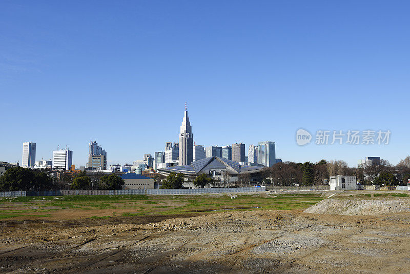 从建筑工地看摩天大楼和晴朗的天空