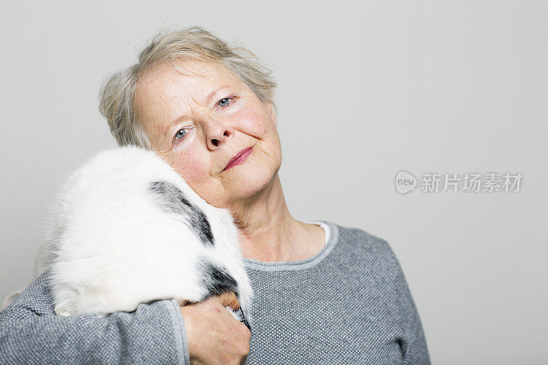 年长妇女与她的猫快乐