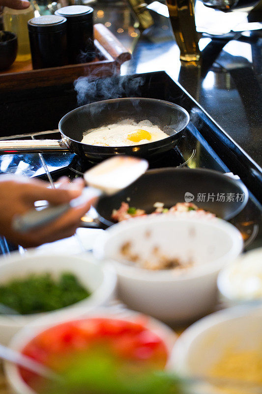 厨师烹饪鸡蛋