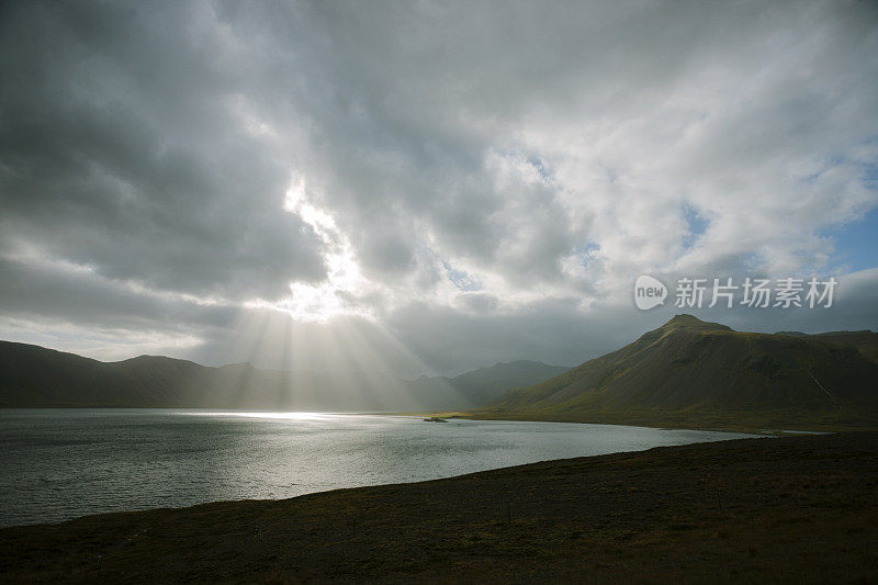 阳光在Kirkjufell