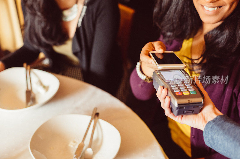 餐厅用智能手机进行非接触式支付