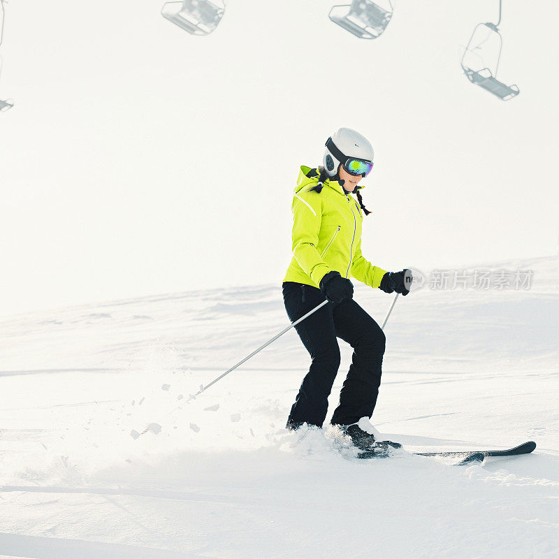 十几岁的女孩滑雪滑雪在阳光明媚的滑雪场滑雪