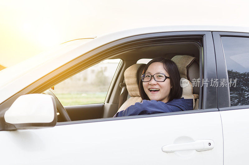 一个开车的中国年轻女子