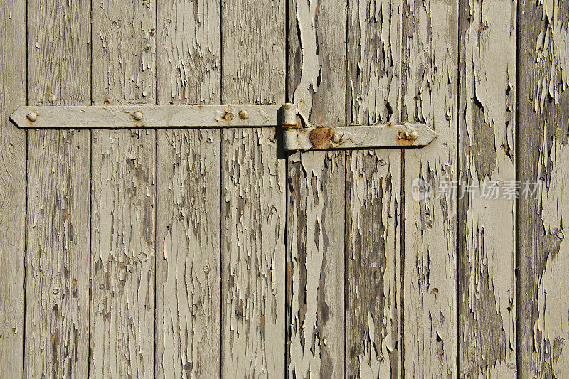 谷仓的铰链装在木门上