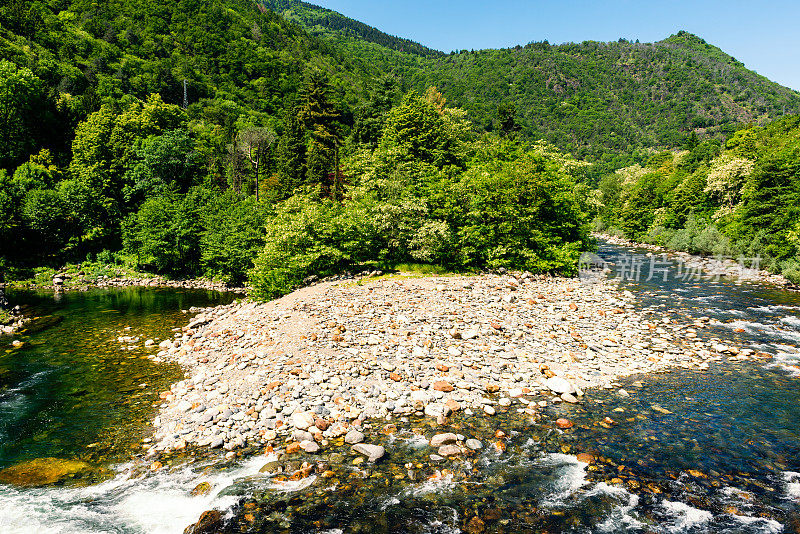 马焦雷湖的坎诺比奥山谷