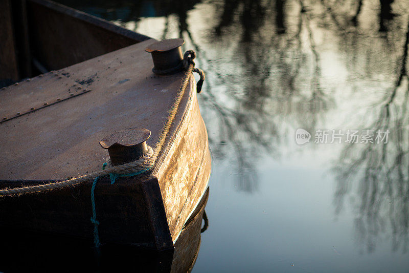 船头系泊河岸，树影