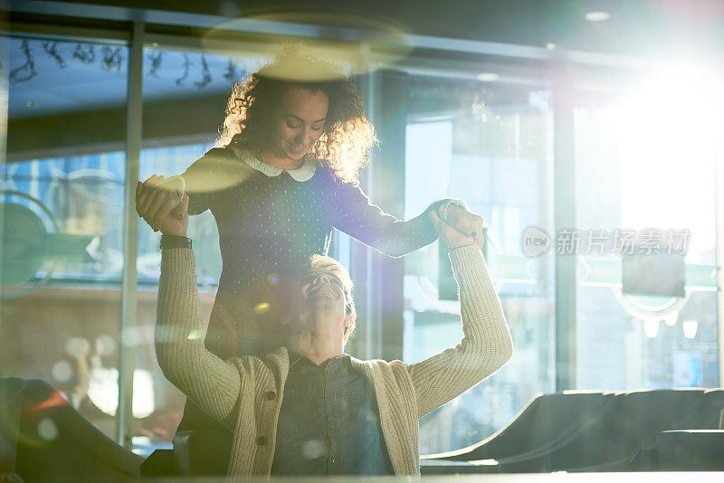 年轻夫妇在咖啡馆表达情感