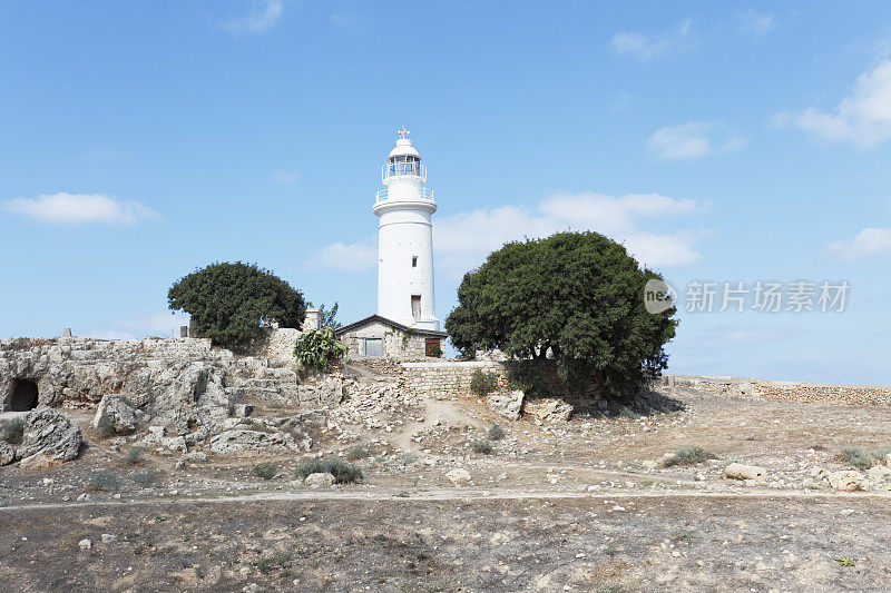 塞浦路斯考古遗址上的帕福斯白色灯塔，映衬着蓝天