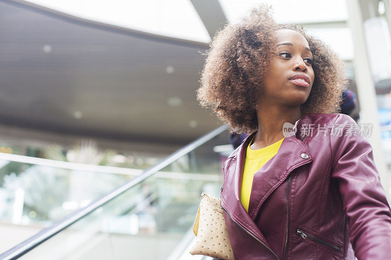 购物中心里的女人