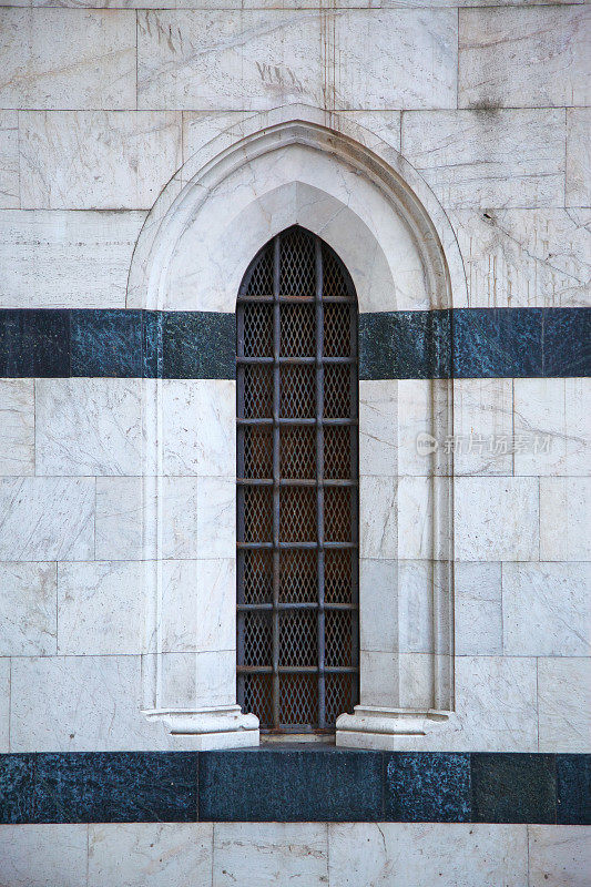 锡耶纳大教堂的拱形窗户。托斯卡纳。意大利。